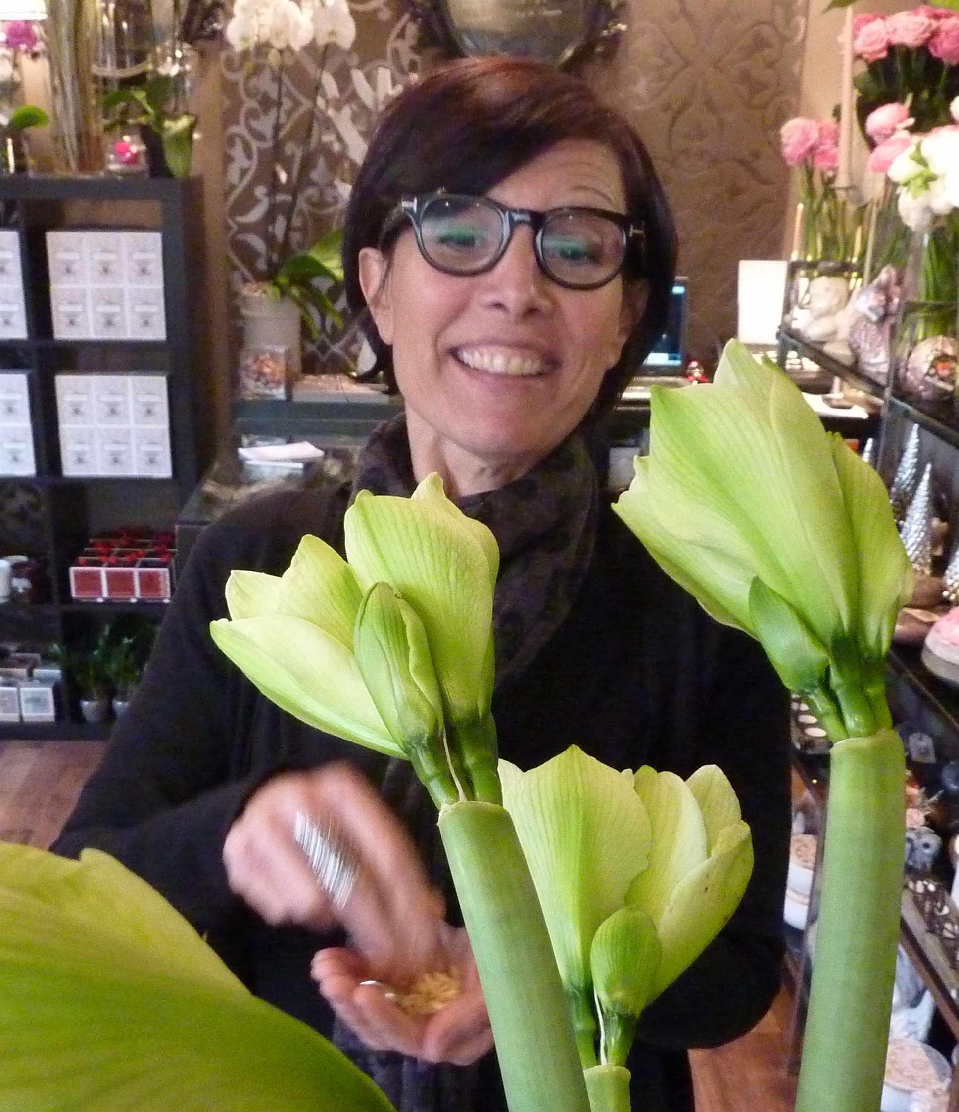 Mara, une femme fleur à Cimiez