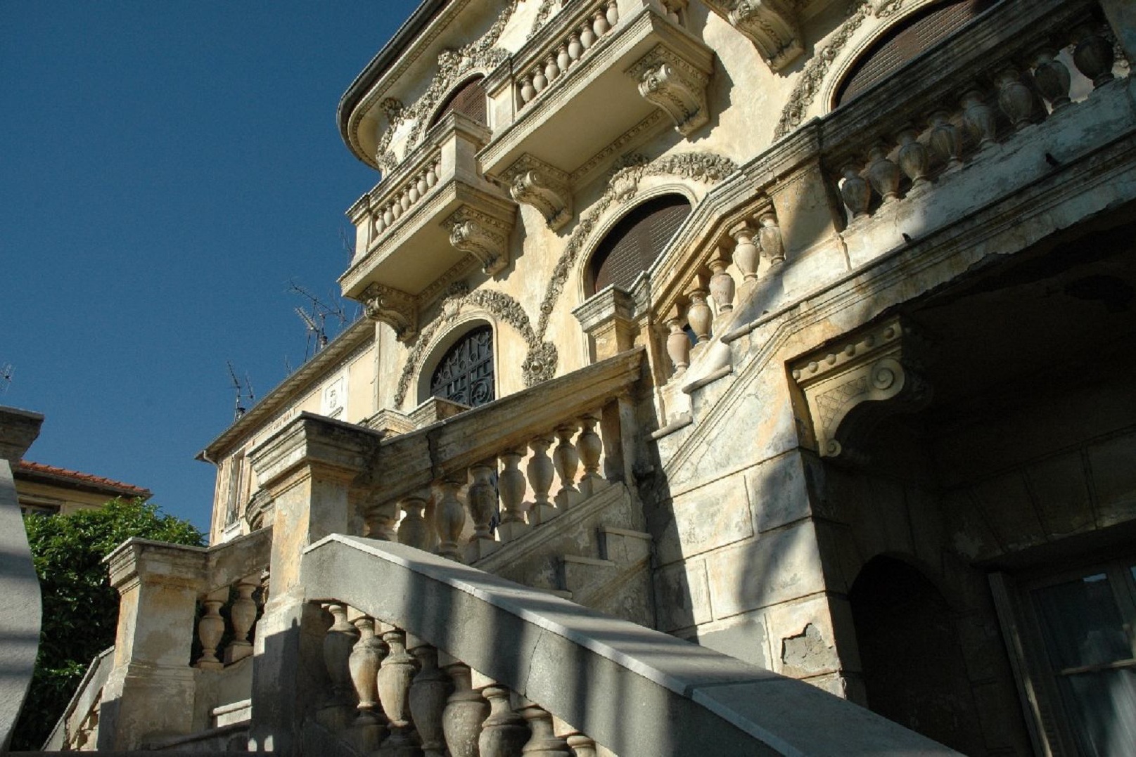 Hélène Fincker : la maison abandonnée aux artistes !