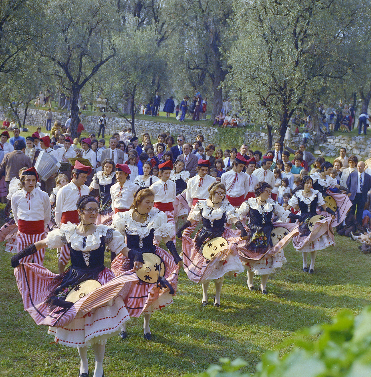 Les Mai : En ligne et à Cimiez !